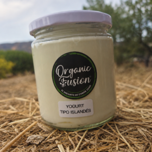 Yogur tipo islandés “Organic Fusion” en frasco de vidrio sobre paja, con etiqueta “YOGURT TIPO ISLANDÉS”